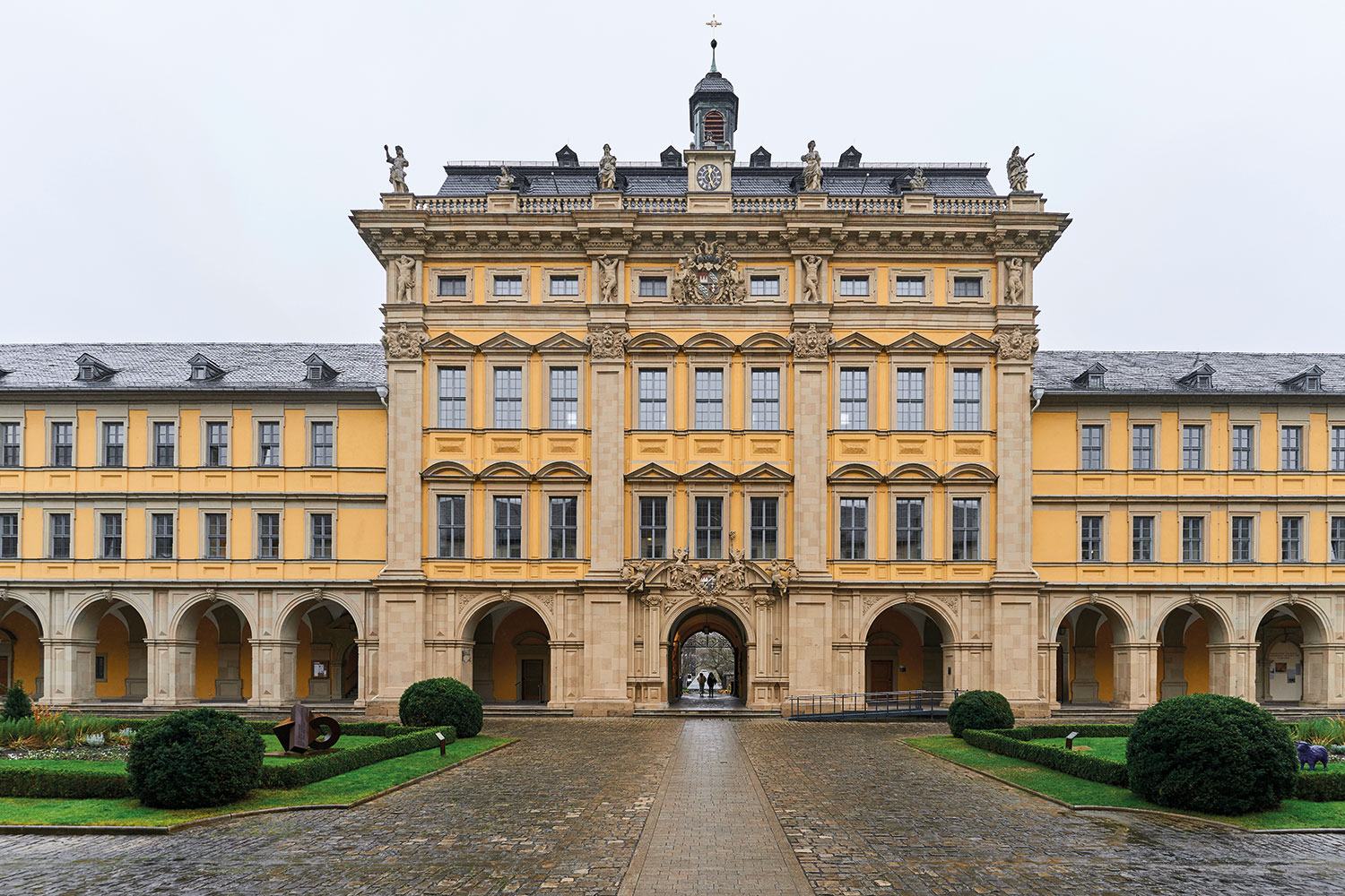 Das Klinikum Würzburg Mitte ist aus der Fusion zwischen dem Juliusspital und der Missioklinik entstanden. Nachdem die beiden Häuser bereits länger kooperativ zusammengearbeitet haben, wurde der Zusammenschluss 2017 vollzogen. „Nicht zuletzt ging es dabei auch um die Stärkung der Wettbewerbsposition gegenüber der Universitätsklinik, einer orthopädischen Fachklinik, einer Belegklinik und einem weiteren Krankenhaus. Wir können für unsere Patienten heute an zwei Standorten ein breites Leistungsspektrum abdecken und betreiben an mittlerweile vier Standorten ein Medizinisches Versorgungszentrum“, fasst Volker Scharf, Leiter der Stabsstelle Digitalisierung im Klinikum Würzburg Mitte, wesentliche Gründe der Fusion zusammen. Das Juliusspital setzt seit 25 Jahren auf das Krankenhaus-Informationssystem (KIS) ORBIS von Dedalus HealthCare. „Das System war Ende der 1990-er Jahre bereits ziemlich komplett. Neben der medizinisch-pflegerischen Dokumentation konnten betriebswirtschaftliche Systeme, die Materialwirtschaft und die Finanzbuchhaltung tief integriert und abgebildet werden“, hat Scharf zu den damaligen Gründen für die Entscheidung recherchiert. Heute ist die Einrichtung klar holistisch ausgerichtet und arbeitet neben ORBIS im klinischen Umfeld auch noch mit dem Bilddatenmanagement DeepUnity und dem Enterprise Content Managementsystem HYDMedia. Die Missioklinik ist unmittelbar vor der Fusion ebenfalls auf ORBIS umgestiegen.