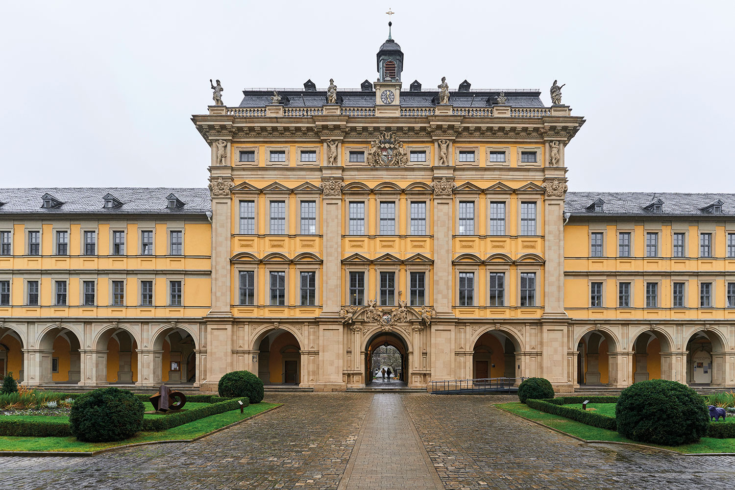 Das Klinikum Würzburg Mitte ist aus der Fusion zwischen dem Juliusspital und der Missioklinik entstanden. Nachdem die beiden Häuser bereits länger kooperativ zusammengearbeitet haben, wurde der Zusammenschluss 2017 vollzogen. „Nicht zuletzt ging es dabei auch um die Stärkung der Wettbewerbsposition gegenüber der Universitätsklinik, einer orthopädischen Fachklinik, einer Belegklinik und einem weiteren Krankenhaus. Wir können für unsere Patienten heute an zwei Standorten ein breites Leistungsspektrum abdecken und betreiben an mittlerweile vier Standorten ein Medizinisches Versorgungszentrum“, fasst Volker Scharf, Leiter der Stabsstelle Digitalisierung im Klinikum Würzburg Mitte, wesentliche Gründe der Fusion zusammen. Das Juliusspital setzt seit 25 Jahren auf das Krankenhaus-Informationssystem (KIS) ORBIS von Dedalus HealthCare. „Das System war Ende der 1990-er Jahre bereits ziemlich komplett. Neben der medizinisch-pflegerischen Dokumentation konnten betriebswirtschaftliche Systeme, die Materialwirtschaft und die Finanzbuchhaltung tief integriert und abgebildet werden“, hat Scharf zu den damaligen Gründen für die Entscheidung recherchiert. Heute ist die Einrichtung klar holistisch ausgerichtet und arbeitet neben ORBIS im klinischen Umfeld auch noch mit dem Bilddatenmanagement DeepUnity und dem Enterprise Content Managementsystem HYDMedia. Die Missioklinik ist unmittelbar vor der Fusion ebenfalls auf ORBIS umgestiegen.