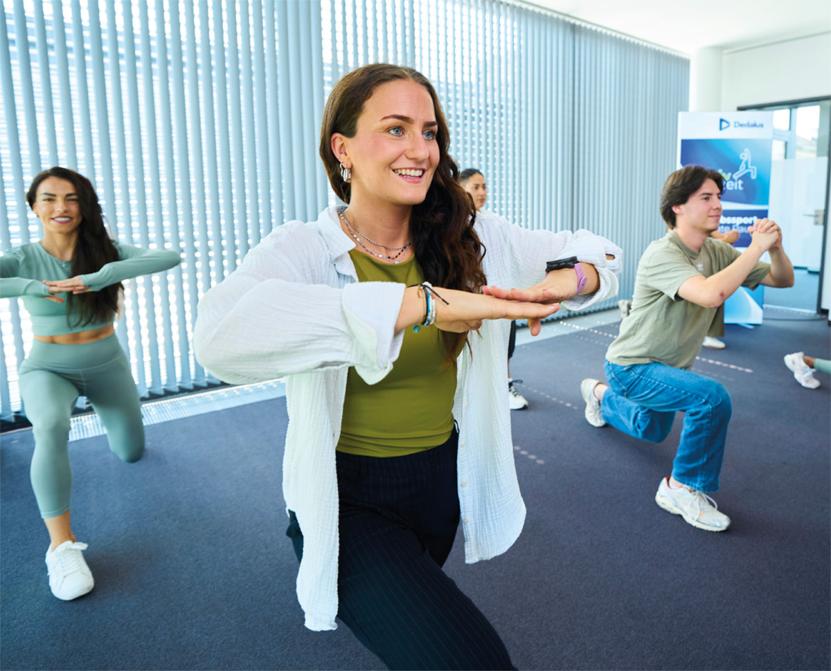 Menschen bewegen: Interview mit Stefanie Heinen, Dedalus HealthCare. Dienstagmittag, 12:30 Uhr. In Raum C2.2 des Bonner Headquarters treffen sich fünf Mitarbeiterinnen und Mitarbeiter, einige im Sportoutfit, andere in normaler Kleidung. 30 weitere haben sich aus dem Homeoffice online dazugeschaltet. Die „Bewegte Pause“ steht an, ein Angebot des Betrieblichen Gesundheitsmanagements, um den Mitarbeiterinnen und Mitarbeitern mit Dehnen, Stretchen, Mobilisations- und leichten Kraftübungen eine halbstündige Auszeit von der Arbeit zu ermöglichen.