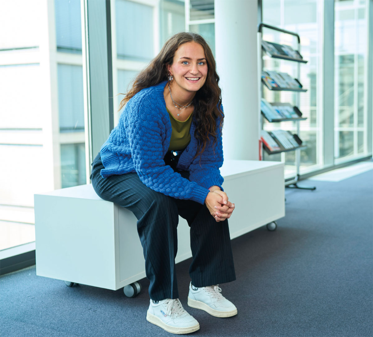 Menschen bewegen: Interview mit Stefanie Heinen, Dedalus HealthCare. Dienstagmittag, 12:30 Uhr. In Raum C2.2 des Bonner Headquarters treffen sich fünf Mitarbeiterinnen und Mitarbeiter, einige im Sportoutfit, andere in normaler Kleidung. 30 weitere haben sich aus dem Homeoffice online dazugeschaltet. Die „Bewegte Pause“ steht an, ein Angebot des Betrieblichen Gesundheitsmanagements, um den Mitarbeiterinnen und Mitarbeitern mit Dehnen, Stretchen, Mobilisations- und leichten Kraftübungen eine halbstündige Auszeit von der Arbeit zu ermöglichen.