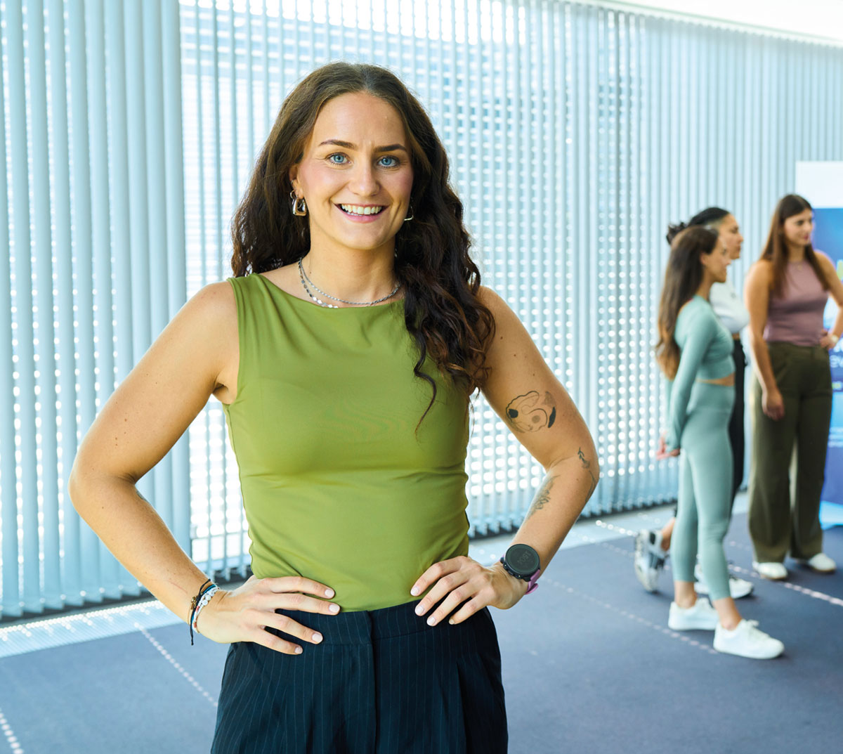 Menschen bewegen: Interview mit Stefanie Heinen, Dedalus HealthCare. Dienstagmittag, 12:30 Uhr. In Raum C2.2 des Bonner Headquarters treffen sich fünf Mitarbeiterinnen und Mitarbeiter, einige im Sportoutfit, andere in normaler Kleidung. 30 weitere haben sich aus dem Homeoffice online dazugeschaltet. Die „Bewegte Pause“ steht an, ein Angebot des Betrieblichen Gesundheitsmanagements, um den Mitarbeiterinnen und Mitarbeitern mit Dehnen, Stretchen, Mobilisations- und leichten Kraftübungen eine halbstündige Auszeit von der Arbeit zu ermöglichen.