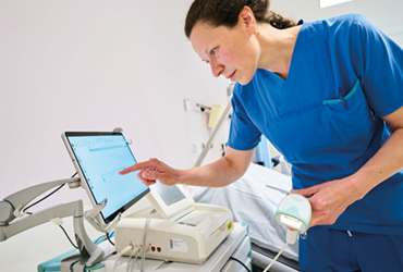 Auch die Geburtshilfe braucht eine elektronische Dokumentation. Damit hat das varisano Klinikum Frankfurt Höchst bereits 2018 begonnen. Heute laufen alle Prozesse digital ab – dank der tiefen Integration des ORBIS AddOns STORCH mit dem CTG-Überwachungssystem MIVONA KRS-Manager.