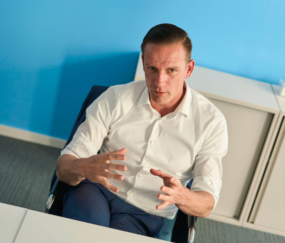 Gestalten statt verwalten - Michael Musick hat in seinen 25 Jahren Berufstätigkeit im Gesundheitswesen viel gesehen und erlebt. Nach seinem Zivildienst in einem Krankenhaus hat er Ingenieurwesen und Medizininformatik studiert, um dann das Klinikum Augsburg in ein Universitätsklinikum zu entwickeln. Im Oktober 2019 wechselte er als verantwortlicher Geschäftsführer für die Zentralbereiche IT, Medizintechnik und Einkauf zu den RegioMed Kliniken. Drei Jahre später stand er dort allein in der Verantwortung und hat 2024 die größte Insolvenz im deutschen Gesundheitswesen gemanagt – ein Prozess, der ihn nachhaltig geprägt hat. Seit März dieses Jahres baut er für die Unternehmensberatung Roland Berger als Director den Bereich IMPEX, Interim Management Performance Executives mit dem Schwerpunkt Healthcare, auf. Mit uns hat er darüber gesprochen, wie die digitale Transformation in Krankenhäusern gelingen kann und welche Voraussetzungen dazu erfüllt sein sollten.