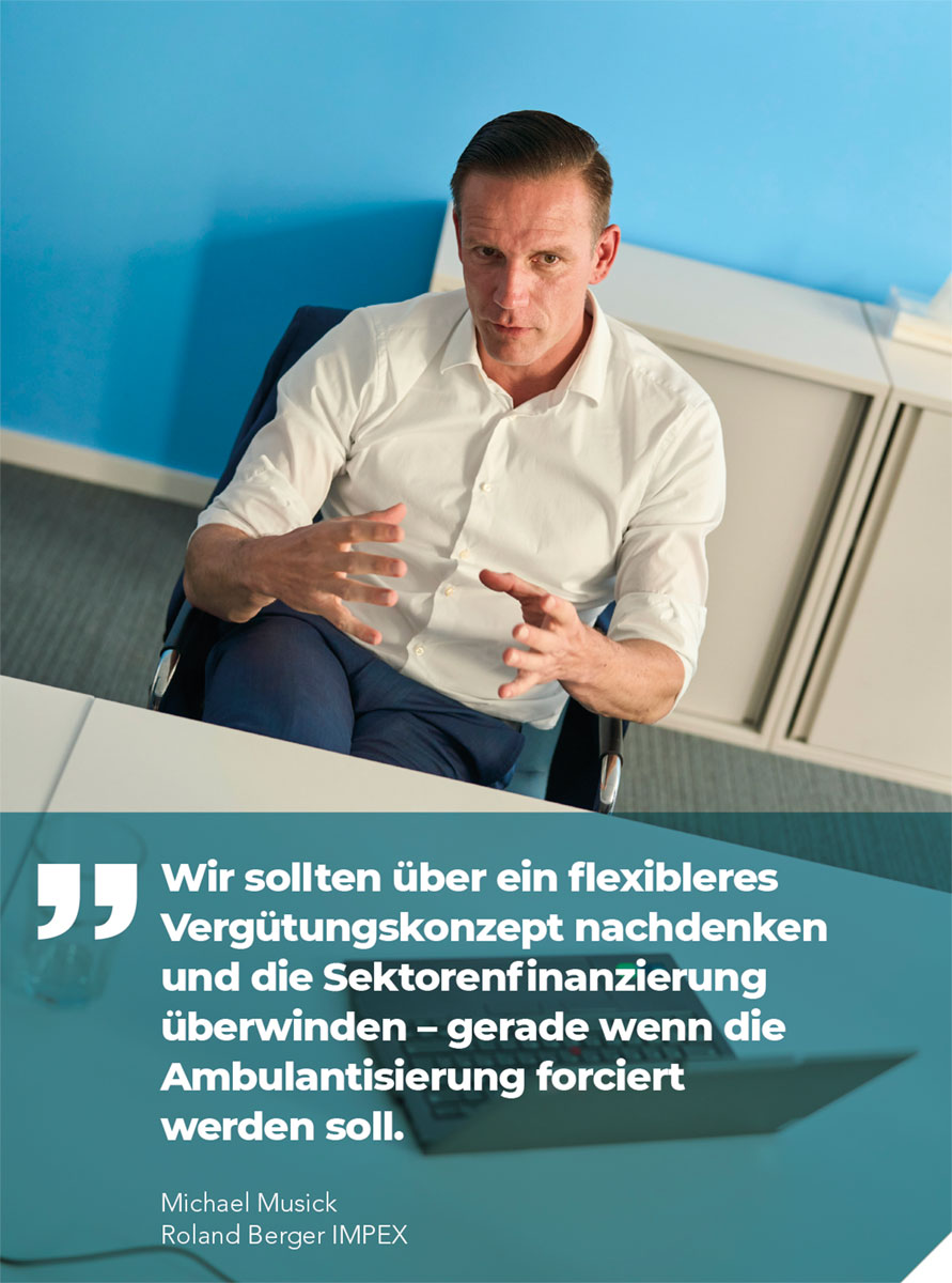 Gestalten statt verwalten - Michael Musick hat in seinen 25 Jahren Berufstätigkeit im Gesundheitswesen viel gesehen und erlebt. Nach seinem Zivildienst in einem Krankenhaus hat er Ingenieurwesen und Medizininformatik studiert, um dann das Klinikum Augsburg in ein Universitätsklinikum zu entwickeln. Im Oktober 2019 wechselte er als verantwortlicher Geschäftsführer für die Zentralbereiche IT, Medizintechnik und Einkauf zu den RegioMed Kliniken. Drei Jahre später stand er dort allein in der Verantwortung und hat 2024 die größte Insolvenz im deutschen Gesundheitswesen gemanagt – ein Prozess, der ihn nachhaltig geprägt hat. Seit März dieses Jahres baut er für die Unternehmensberatung Roland Berger als Director den Bereich IMPEX, Interim Management Performance Executives mit dem Schwerpunkt Healthcare, auf. Mit uns hat er darüber gesprochen, wie die digitale Transformation in Krankenhäusern gelingen kann und welche Voraussetzungen dazu erfüllt sein sollten.