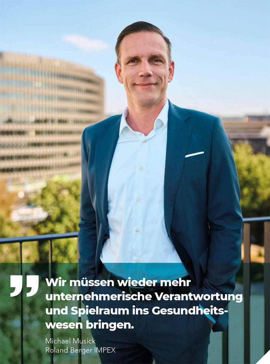 Gestalten statt verwalten - Michael Musick hat in seinen 25 Jahren Berufstätigkeit im Gesundheitswesen viel gesehen und erlebt. Nach seinem Zivildienst in einem Krankenhaus hat er Ingenieurwesen und Medizininformatik studiert, um dann das Klinikum Augsburg in ein Universitätsklinikum zu entwickeln. Im Oktober 2019 wechselte er als verantwortlicher Geschäftsführer für die Zentralbereiche IT, Medizintechnik und Einkauf zu den RegioMed Kliniken. Drei Jahre später stand er dort allein in der Verantwortung und hat 2024 die größte Insolvenz im deutschen Gesundheitswesen gemanagt – ein Prozess, der ihn nachhaltig geprägt hat. Seit März dieses Jahres baut er für die Unternehmensberatung Roland Berger als Director den Bereich IMPEX, Interim Management Performance Executives mit dem Schwerpunkt Healthcare, auf. Mit uns hat er darüber gesprochen, wie die digitale Transformation in Krankenhäusern gelingen kann und welche Voraussetzungen dazu erfüllt sein sollten.