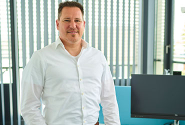 Die Ablösung des Krankenhausmoduls IS-H stellt deutsche Kliniken vor eine der größten IT-Herausforderungen der letzten Jahre. Mit dem bevorstehenden Ende der SAP-Lösung müssen Einrichtungen nicht nur ihre Abrechnungsprozesse neu aufstellen, sondern auch komplexe Schnittstellen und Workflows überdenken – häufig parallel zur Migration auf SAP S/4HANA. Dedalus HealthCare bietet mit ORBIS eine zukunftssichere Alternative, die sich bereits in über 900 Kliniken bewährt hat. Das System überzeugt durch einen ganzheitlichen Ansatz, hohe Interoperabilität und eine modulare Architektur, die sowohl klinische als auch administrative Prozesse integriert. Im Interview erläutert Peter Rau, Senior Key Account Manager Universitätsklinika, wie Dedalus die IS-H-Ablösung strategisch begleitet und warum ORBIS als Nachfolger Maßstäbe setzt. Herr Rau, hat Dedalus HealthCare bereits Aufträge zur Ablösung von IS-H erhalten?