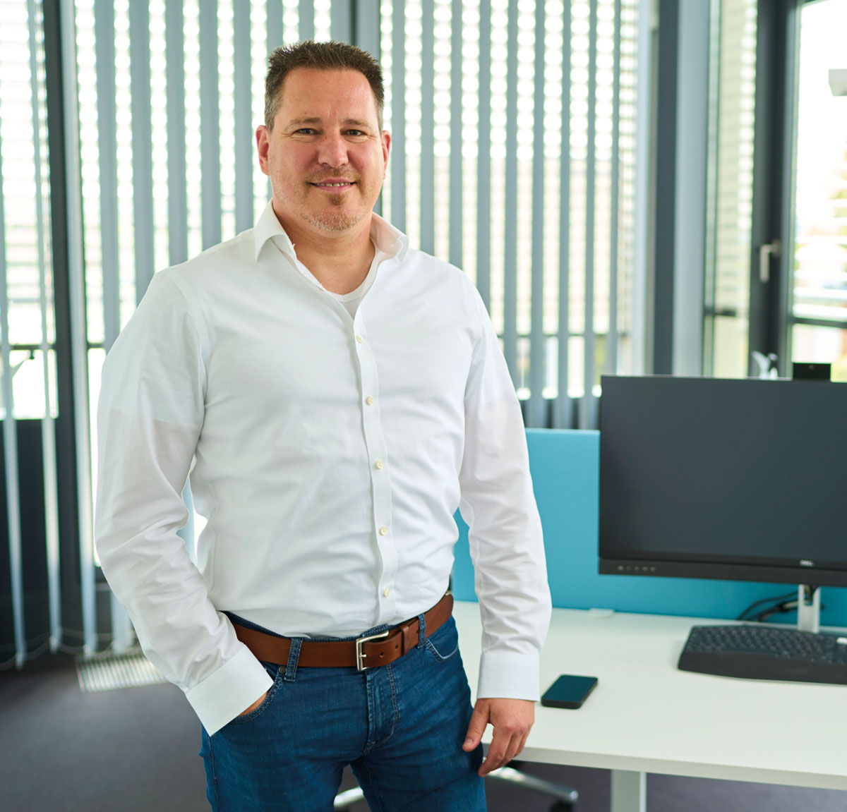 Die Ablösung des Krankenhausmoduls IS-H stellt deutsche Kliniken vor eine der größten IT-Herausforderungen der letzten Jahre. Mit dem bevorstehenden Ende der SAP-Lösung müssen Einrichtungen nicht nur ihre Abrechnungsprozesse neu aufstellen, sondern auch komplexe Schnittstellen und Workflows überdenken – häufig parallel zur Migration auf SAP S/4HANA. Dedalus HealthCare bietet mit ORBIS eine zukunftssichere Alternative, die sich bereits in über 900 Kliniken bewährt hat. Das System überzeugt durch einen ganzheitlichen Ansatz, hohe Interoperabilität und eine modulare Architektur, die sowohl klinische als auch administrative Prozesse integriert. Im Interview erläutert Peter Rau, Senior Key Account Manager Universitätsklinika, wie Dedalus die IS-H-Ablösung strategisch begleitet und warum ORBIS als Nachfolger Maßstäbe setzt. Herr Rau, hat Dedalus HealthCare bereits Aufträge zur Ablösung von IS-H erhalten?