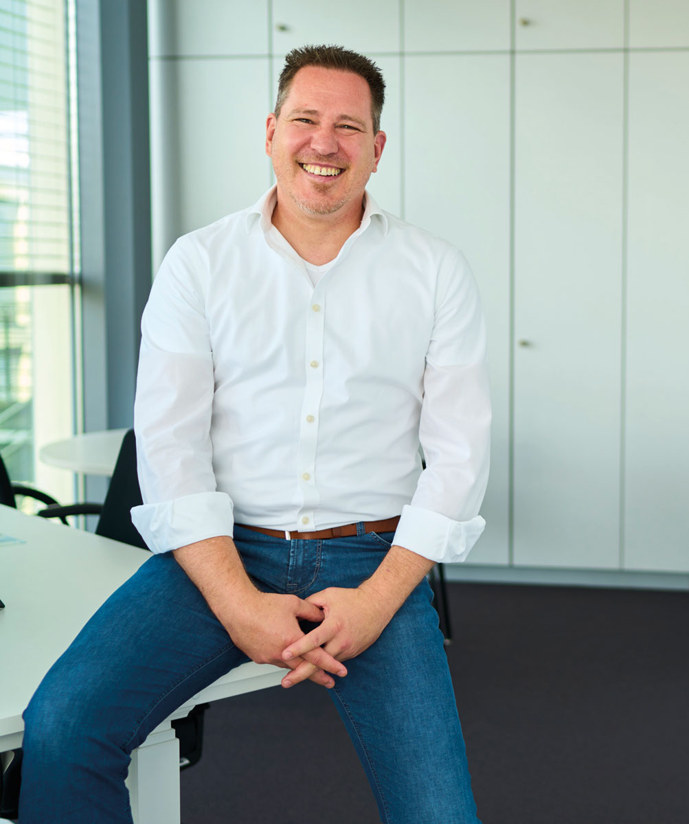 Die Ablösung des Krankenhausmoduls IS-H stellt deutsche Kliniken vor eine der größten IT-Herausforderungen der letzten Jahre. Mit dem bevorstehenden Ende der SAP-Lösung müssen Einrichtungen nicht nur ihre Abrechnungsprozesse neu aufstellen, sondern auch komplexe Schnittstellen und Workflows überdenken – häufig parallel zur Migration auf SAP S/4HANA. Dedalus HealthCare bietet mit ORBIS eine zukunftssichere Alternative, die sich bereits in über 900 Kliniken bewährt hat. Das System überzeugt durch einen ganzheitlichen Ansatz, hohe Interoperabilität und eine modulare Architektur, die sowohl klinische als auch administrative Prozesse integriert. Im Interview erläutert Peter Rau, Senior Key Account Manager Universitätsklinika, wie Dedalus die IS-H-Ablösung strategisch begleitet und warum ORBIS als Nachfolger Maßstäbe setzt. Herr Rau, hat Dedalus HealthCare bereits Aufträge zur Ablösung von IS-H erhalten?