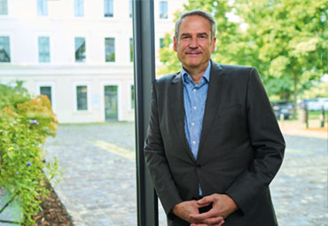 Dedalus HealthCare und Thieme vertiefen ihre Kooperation: Digitale OP-Aufklärung in ORBIS und KI-gestützter Wissenstransfer mit eRef AI Assistent.