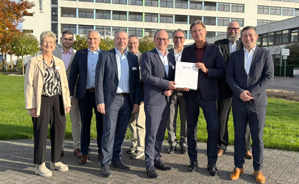 Vertragsunterzeichnung in Ahaus: Dedalus Healthcare und das Klinikum Westmünsterland gestalten gemeinsam die digitale Zukunft
Ahaus, 06. November 2025 – Ein bedeutender Schritt für die Digitalisierung im Gesundheitswesen: Das Klinikum Westmünsterland (KWML) und Dedalus Healthcare haben eine wegweisende Partnerschaft geschlossen, um die IT-Landschaft des Klinikverbunds zukunftsfähig und effizient zu gestalten.
