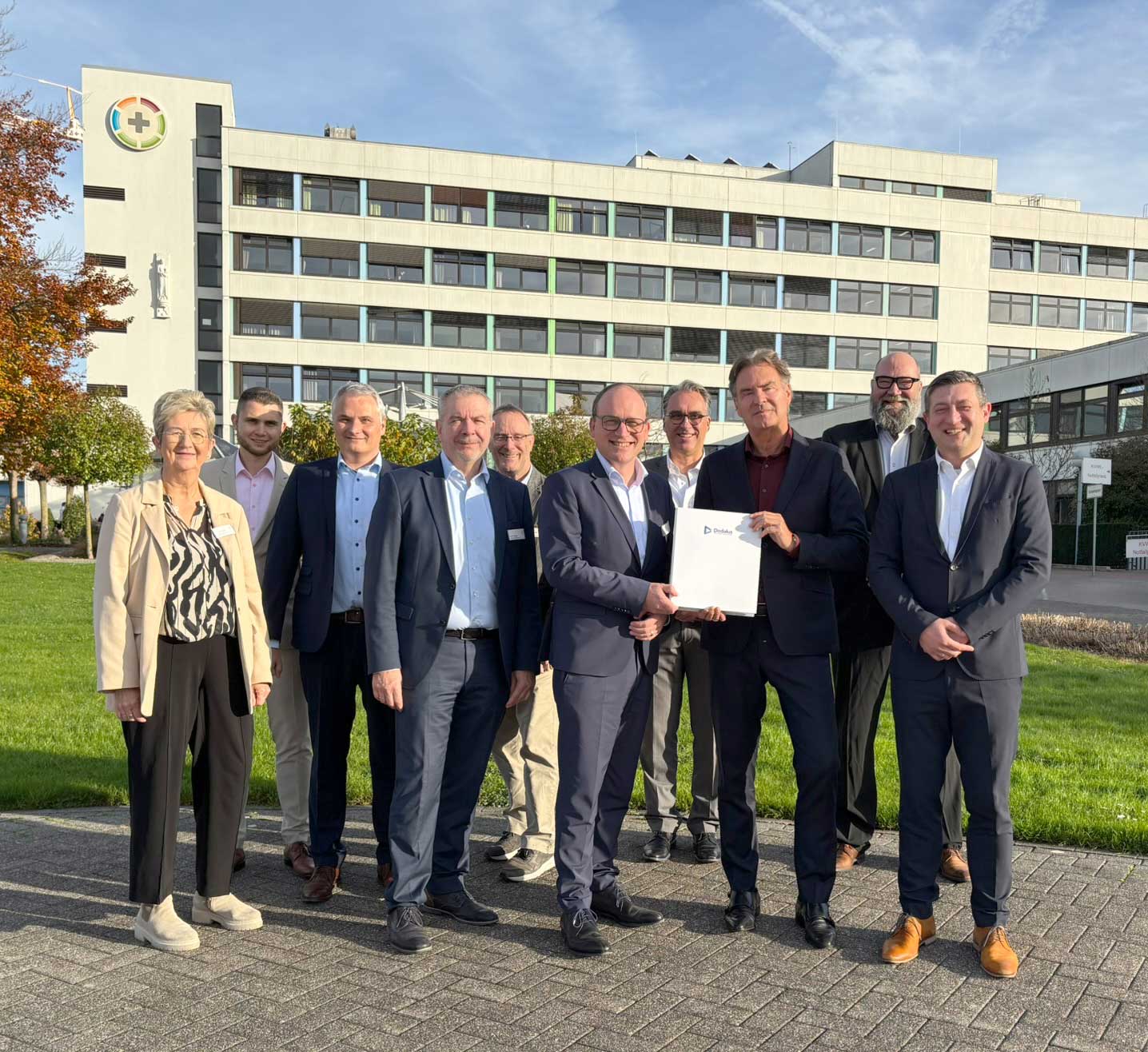 Vertragsunterzeichnung in Ahaus: Dedalus Healthcare und das Klinikum Westmünsterland gestalten gemeinsam die digitale Zukunft
Ahaus, 06. November 2025 – Ein bedeutender Schritt für die Digitalisierung im Gesundheitswesen: Das Klinikum Westmünsterland (KWML) und Dedalus Healthcare haben eine wegweisende Partnerschaft geschlossen, um die IT-Landschaft des Klinikverbunds zukunftsfähig und effizient zu gestalten.
