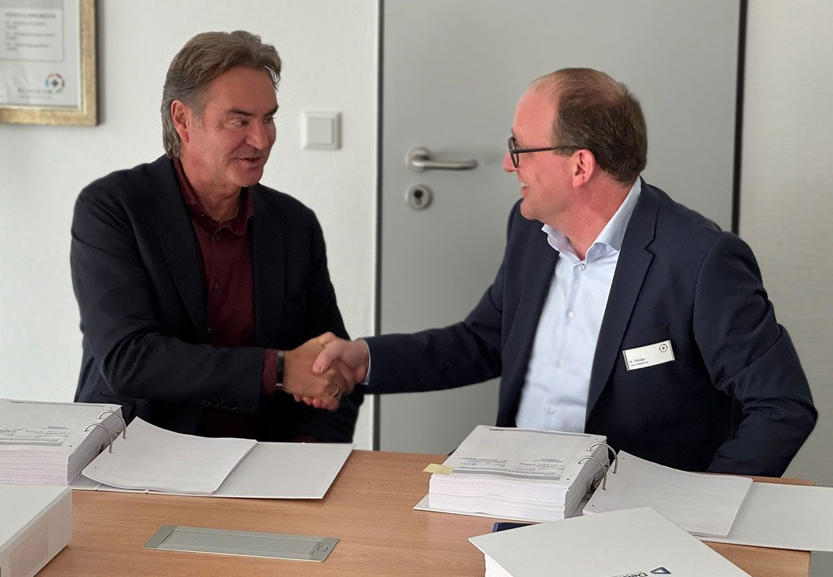 Vertragsunterzeichnung in Ahaus: Dedalus Healthcare und das Klinikum Westmünsterland gestalten gemeinsam die digitale Zukunft
Ahaus, 06. November 2025 – Ein bedeutender Schritt für die Digitalisierung im Gesundheitswesen: Das Klinikum Westmünsterland (KWML) und Dedalus Healthcare haben eine wegweisende Partnerschaft geschlossen, um die IT-Landschaft des Klinikverbunds zukunftsfähig und effizient zu gestalten.
