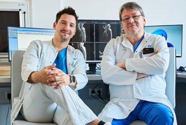 Meilenstein für die Patientenversorgung Allgemeine Unfallversicherungsanstalt modernisiert die Radiologie mit integriertem RIS/PACS Das Traumazentrum Wien der Allgemeinen Unfallversicherungsanstalt (AUVA) setzt seit April 2025 auf ein integriertes RIS/PACS von Dedalus HealthCare. Die Lösung ermöglicht einen deutlich vereinfachten Workflow, vor allem dank standortübergreifender Patienten-ID, schneller Bildverfügbarkeit und zuverlässiger Spracherkennung.