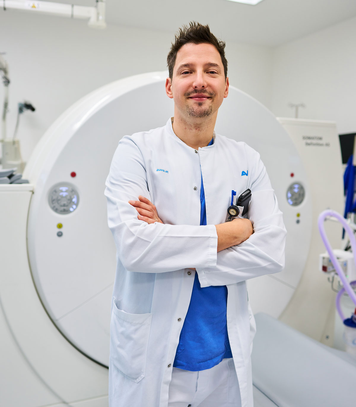 Meilenstein für die Patientenversorgung Allgemeine Unfallversicherungsanstalt modernisiert die Radiologie mit integriertem RIS/PACS Das Traumazentrum Wien der Allgemeinen Unfallversicherungsanstalt (AUVA) setzt seit April 2025 auf ein integriertes RIS/PACS von Dedalus HealthCare. Die Lösung ermöglicht einen deutlich vereinfachten Workflow, vor allem dank standortübergreifender Patienten-ID, schneller Bildverfügbarkeit und zuverlässiger Spracherkennung.