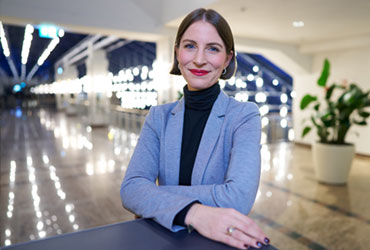 Operationen sind mehr als ein Termin
OP-Planung neu gedacht: Warum Kommunikation der entscheidende Faktor ist
Operationen gehören zu den teuersten und zugleich kritischsten Prozessen im Krankenhaus. Kein anderer Bereich bindet vergleichbar viele Ressourcen: Hochspezialisierte Mitarbeiter, kostenintensive OP-Säle, komplexe Technik, Sterilisationsgut, stationäre Kapazitäten und eine sorgfältige Patientenvorbereitung und -aufklärung. Gleichzeitig ist der OP einer der wichtigsten Erlöstreiber – Ausfälle, Verschiebungen oder ineffiziente Abläufe wirken sich unmittelbar finanziell aus.
