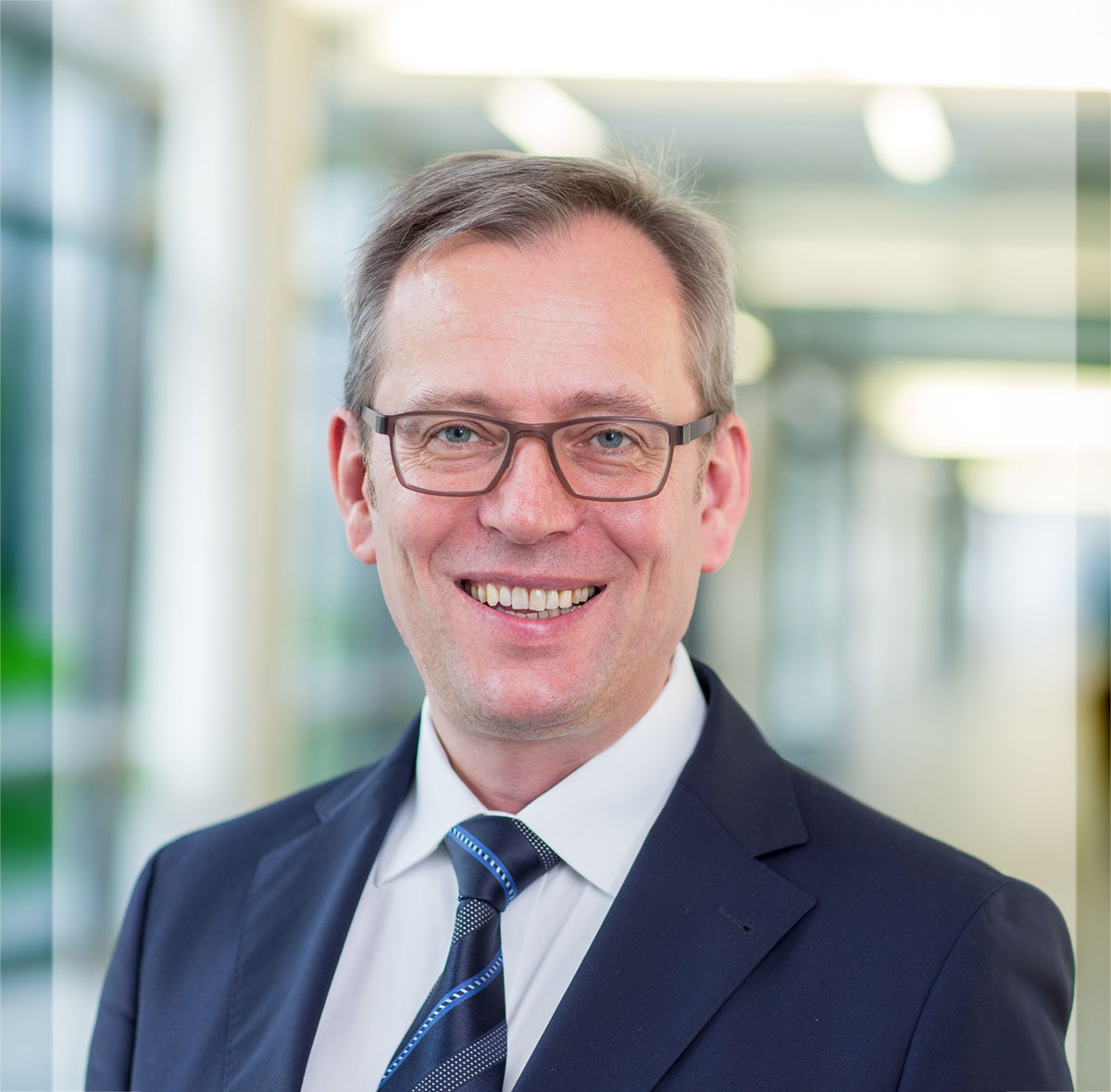 Die Klinik für Diagnostische und Interventionelle Radiologie am Universitätsklinikum Freiburg gehört zu den KI-Pionieren in Deutschland. Bereits in den 1990er Jahren wurde dort mit den frühen Vorläufern Künstlicher Intelligenz (KI) gearbeitet. Im Laufe der Jahrzehnte hat die Klinik alle Evolutionsstufen der Technologie mitgemacht. „Wir sehen KI heute als Sicherheitsnetz für unsere Radiologen und eine Qualitätsverbesserung für unsere Patienten“, betont Prof. Dr. Elmar Kotter, Geschäftsführender Oberarzt und Leiter Informatik und Qualitätsmanagement der Klinik für Diagnostische und Interventionelle Radiologie am Universitätsklinikum Freiburg. Wir haben mit ihm über die Möglichkeiten von KI und die Zusammenarbeit mit Dedalus HealthCare gesprochen.