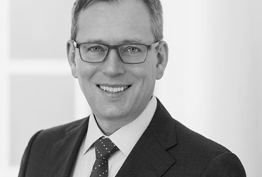 PACS-Workflow statt KI-Silos Interview mit Prof. Dr. Elmar Kotter, Universitätsklinikum Freiburg Die Klinik für Diagnostische und Interventionelle Radiologie am Universitätsklinikum Freiburg gehört zu den KI-Pionieren in Deutschland. Bereits in den 1990er Jahren wurde dort mit den frühen Vorläufern Künstlicher Intelligenz (KI) gearbeitet. Im Laufe der Jahrzehnte hat die Klinik alle Evolutionsstufen der Technologie mitgemacht. „Wir sehen KI heute als Sicherheitsnetz für unsere Radiologen und eine Qualitätsverbesserung für unsere Patienten“, betont Prof. Dr. Elmar Kotter, Geschäftsführender Oberarzt und Leiter Informatik und Qualitätsmanagement der Klinik für Diagnostische und Interventionelle Radiologie am Universitätsklinikum Freiburg. Wir haben mit ihm über die Möglichkeiten von KI und die Zusammenarbeit mit Dedalus HealthCare gesprochen.