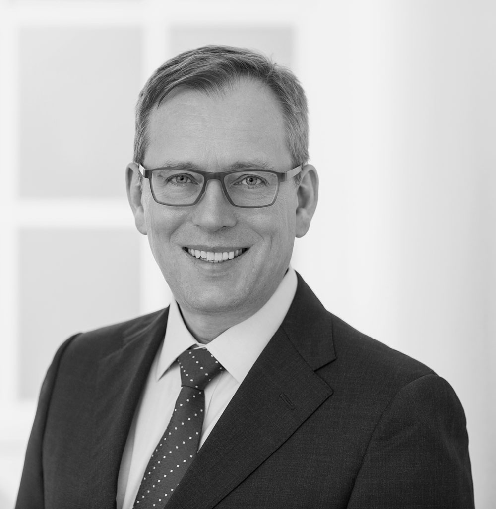 PACS-Workflow statt KI-Silos Interview mit Prof. Dr. Elmar Kotter, Universitätsklinikum Freiburg Die Klinik für Diagnostische und Interventionelle Radiologie am Universitätsklinikum Freiburg gehört zu den KI-Pionieren in Deutschland. Bereits in den 1990er Jahren wurde dort mit den frühen Vorläufern Künstlicher Intelligenz (KI) gearbeitet. Im Laufe der Jahrzehnte hat die Klinik alle Evolutionsstufen der Technologie mitgemacht. „Wir sehen KI heute als Sicherheitsnetz für unsere Radiologen und eine Qualitätsverbesserung für unsere Patienten“, betont Prof. Dr. Elmar Kotter, Geschäftsführender Oberarzt und Leiter Informatik und Qualitätsmanagement der Klinik für Diagnostische und Interventionelle Radiologie am Universitätsklinikum Freiburg. Wir haben mit ihm über die Möglichkeiten von KI und die Zusammenarbeit mit Dedalus HealthCare gesprochen.