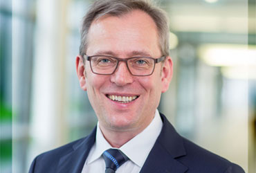 Die Klinik für Diagnostische und Interventionelle Radiologie am Universitätsklinikum Freiburg gehört zu den KI-Pionieren in Deutschland. Bereits in den 1990er Jahren wurde dort mit den frühen Vorläufern Künstlicher Intelligenz (KI) gearbeitet. Im Laufe der Jahrzehnte hat die Klinik alle Evolutionsstufen der Technologie mitgemacht. „Wir sehen KI heute als Sicherheitsnetz für unsere Radiologen und eine Qualitätsverbesserung für unsere Patienten“, betont Prof. Dr. Elmar Kotter, Geschäftsführender Oberarzt und Leiter Informatik und Qualitätsmanagement der Klinik für Diagnostische und Interventionelle Radiologie am Universitätsklinikum Freiburg. Wir haben mit ihm über die Möglichkeiten von KI und die Zusammenarbeit mit Dedalus HealthCare gesprochen.