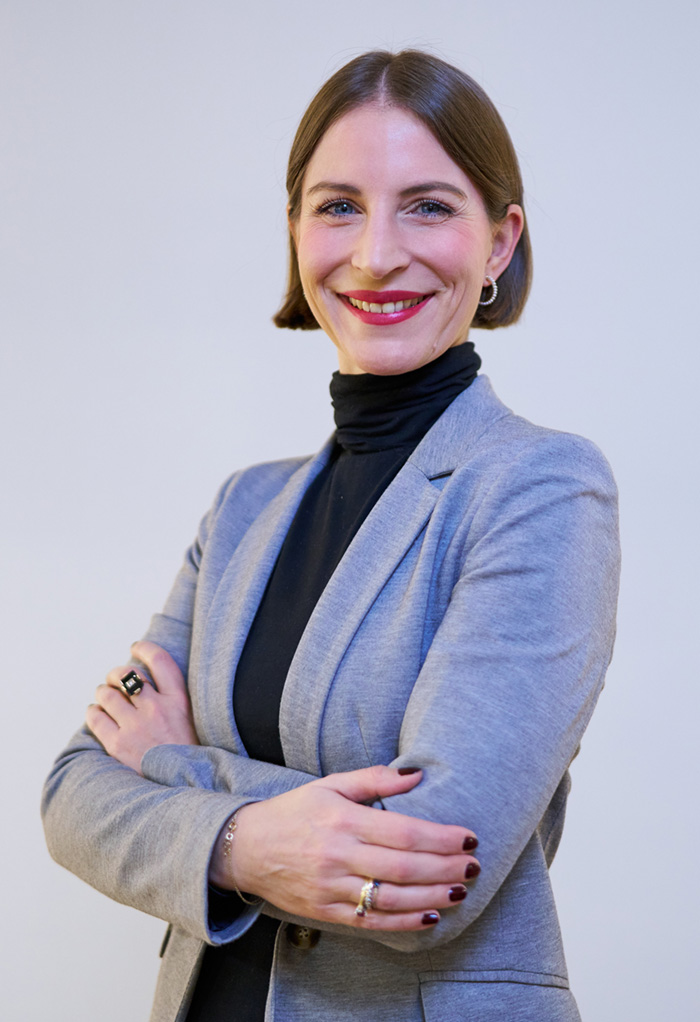 Stabübergabe im DACH Country Productmanagement Interview mit Christoph Brandes und Simone Laufer, Dedalus HealthCare Nach 27 Jahren im Unternehmen, 15 davon als Leiter DACH Country Productmanagement, verabschiedet Christoph Brandes sich in den wohlverdienten Ruhestand. Nach und nach übergibt er den Staffelstab an seine Nachfolgerin Simone Laufer. Gemeinsam werfen sie einen Blick zurück und nach vorn.