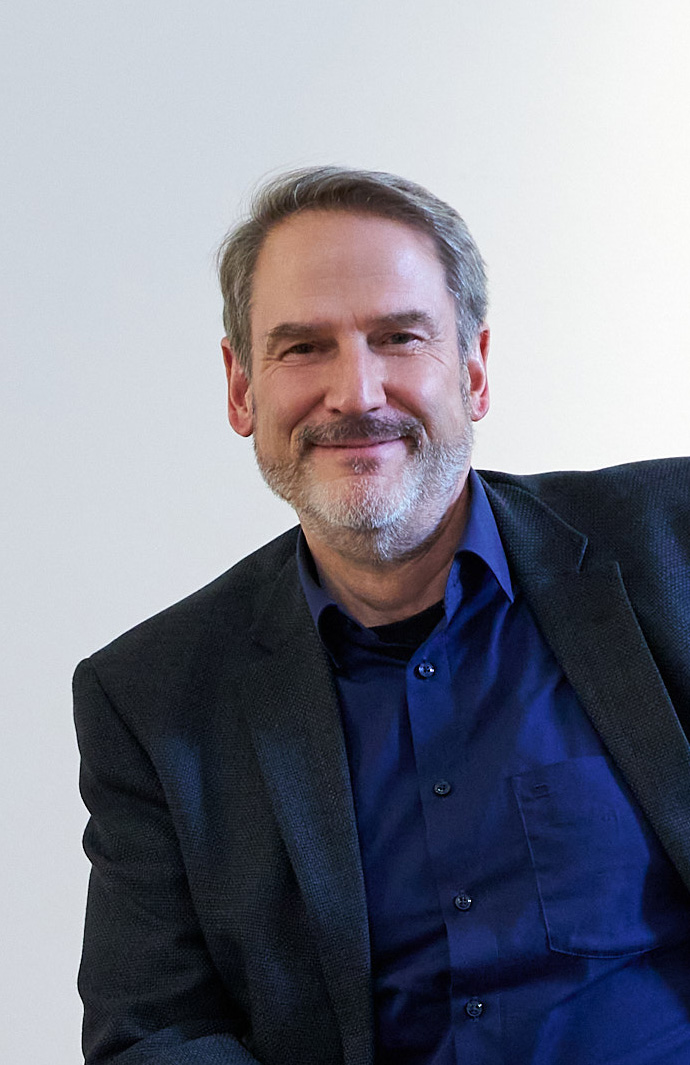 Stabübergabe im DACH Country Productmanagement Interview mit Christoph Brandes und Simone Laufer, Dedalus HealthCare Nach 27 Jahren im Unternehmen, 15 davon als Leiter DACH Country Productmanagement, verabschiedet Christoph Brandes sich in den wohlverdienten Ruhestand. Nach und nach übergibt er den Staffelstab an seine Nachfolgerin Simone Laufer. Gemeinsam werfen sie einen Blick zurück und nach vorn.