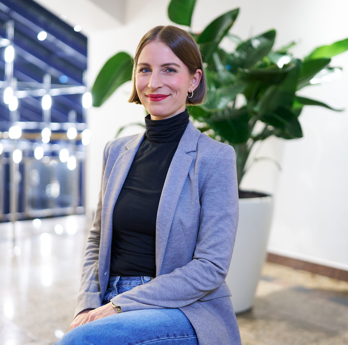 Operationen sind mehr als ein Termin
OP-Planung neu gedacht: Warum Kommunikation der entscheidende Faktor ist
Operationen gehören zu den teuersten und zugleich kritischsten Prozessen im Krankenhaus. Kein anderer Bereich bindet vergleichbar viele Ressourcen: Hochspezialisierte Mitarbeiter, kostenintensive OP-Säle, komplexe Technik, Sterilisationsgut, stationäre Kapazitäten und eine sorgfältige Patientenvorbereitung und -aufklärung. Gleichzeitig ist der OP einer der wichtigsten Erlöstreiber – Ausfälle, Verschiebungen oder ineffiziente Abläufe wirken sich unmittelbar finanziell aus.
