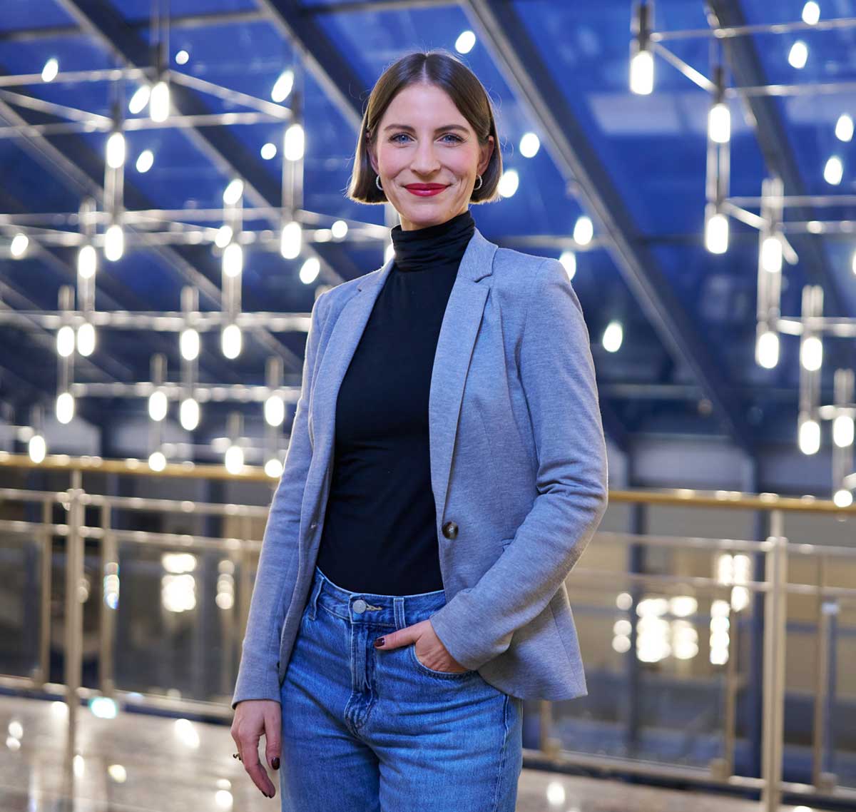 Operationen sind mehr als ein Termin
OP-Planung neu gedacht: Warum Kommunikation der entscheidende Faktor ist
Operationen gehören zu den teuersten und zugleich kritischsten Prozessen im Krankenhaus. Kein anderer Bereich bindet vergleichbar viele Ressourcen: Hochspezialisierte Mitarbeiter, kostenintensive OP-Säle, komplexe Technik, Sterilisationsgut, stationäre Kapazitäten und eine sorgfältige Patientenvorbereitung und -aufklärung. Gleichzeitig ist der OP einer der wichtigsten Erlöstreiber – Ausfälle, Verschiebungen oder ineffiziente Abläufe wirken sich unmittelbar finanziell aus.
