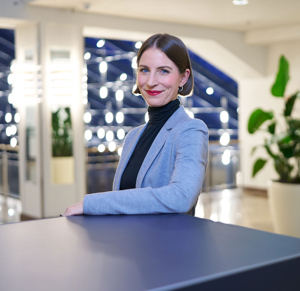 Operationen sind mehr als ein Termin
OP-Planung neu gedacht: Warum Kommunikation der entscheidende Faktor ist
Operationen gehören zu den teuersten und zugleich kritischsten Prozessen im Krankenhaus. Kein anderer Bereich bindet vergleichbar viele Ressourcen: Hochspezialisierte Mitarbeiter, kostenintensive OP-Säle, komplexe Technik, Sterilisationsgut, stationäre Kapazitäten und eine sorgfältige Patientenvorbereitung und -aufklärung. Gleichzeitig ist der OP einer der wichtigsten Erlöstreiber – Ausfälle, Verschiebungen oder ineffiziente Abläufe wirken sich unmittelbar finanziell aus.
