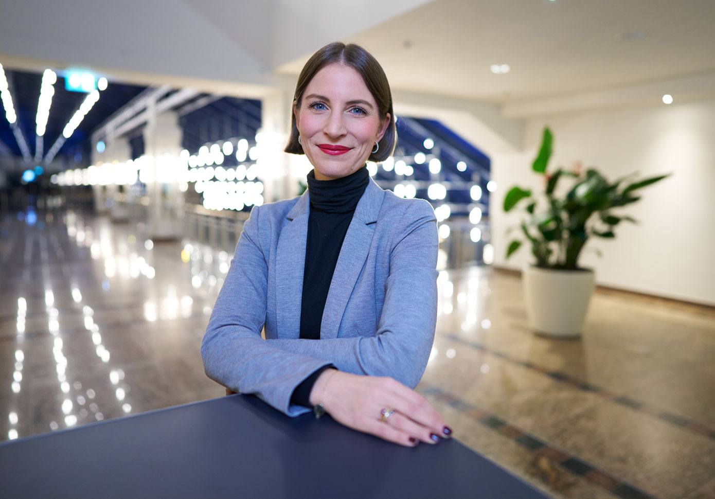 Operationen sind mehr als ein Termin
OP-Planung neu gedacht: Warum Kommunikation der entscheidende Faktor ist
Operationen gehören zu den teuersten und zugleich kritischsten Prozessen im Krankenhaus. Kein anderer Bereich bindet vergleichbar viele Ressourcen: Hochspezialisierte Mitarbeiter, kostenintensive OP-Säle, komplexe Technik, Sterilisationsgut, stationäre Kapazitäten und eine sorgfältige Patientenvorbereitung und -aufklärung. Gleichzeitig ist der OP einer der wichtigsten Erlöstreiber – Ausfälle, Verschiebungen oder ineffiziente Abläufe wirken sich unmittelbar finanziell aus.
