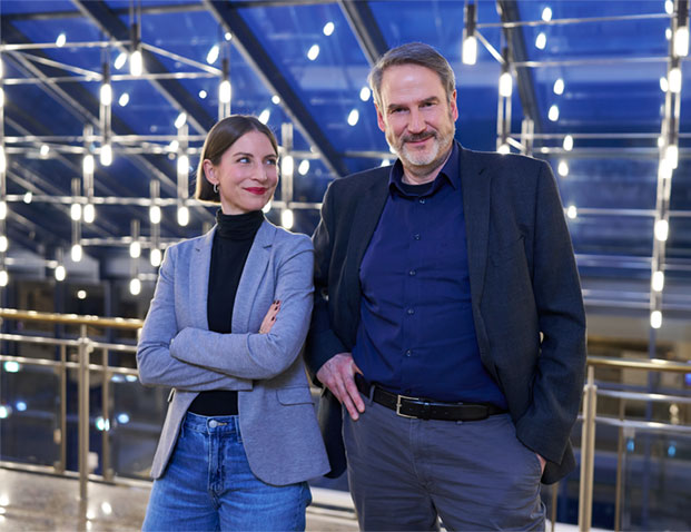 Stabübergabe im DACH Country Productmanagement Interview mit Christoph Brandes und Simone Laufer, Dedalus HealthCare Nach 27 Jahren im Unternehmen, 15 davon als Leiter DACH Country Productmanagement, verabschiedet Christoph Brandes sich in den wohlverdienten Ruhestand. Nach und nach übergibt er den Staffelstab an seine Nachfolgerin Simone Laufer. Gemeinsam werfen sie einen Blick zurück und nach vorn.