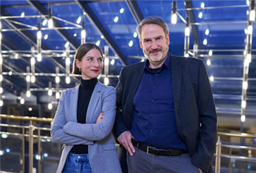 Stabübergabe im DACH Country Productmanagement Interview mit Christoph Brandes und Simone Laufer, Dedalus HealthCare Nach 27 Jahren im Unternehmen, 15 davon als Leiter DACH Country Productmanagement, verabschiedet Christoph Brandes sich in den wohlverdienten Ruhestand. Nach und nach übergibt er den Staffelstab an seine Nachfolgerin Simone Laufer. Gemeinsam werfen sie einen Blick zurück und nach vorn.