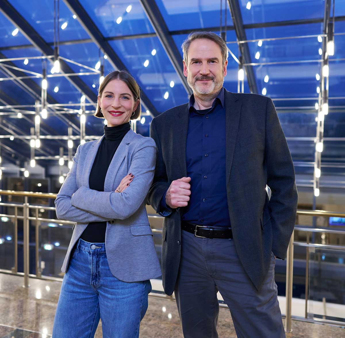 Stabübergabe im DACH Country Productmanagement Interview mit Christoph Brandes und Simone Laufer, Dedalus HealthCare Nach 27 Jahren im Unternehmen, 15 davon als Leiter DACH Country Productmanagement, verabschiedet Christoph Brandes sich in den wohlverdienten Ruhestand. Nach und nach übergibt er den Staffelstab an seine Nachfolgerin Simone Laufer. Gemeinsam werfen sie einen Blick zurück und nach vorn.