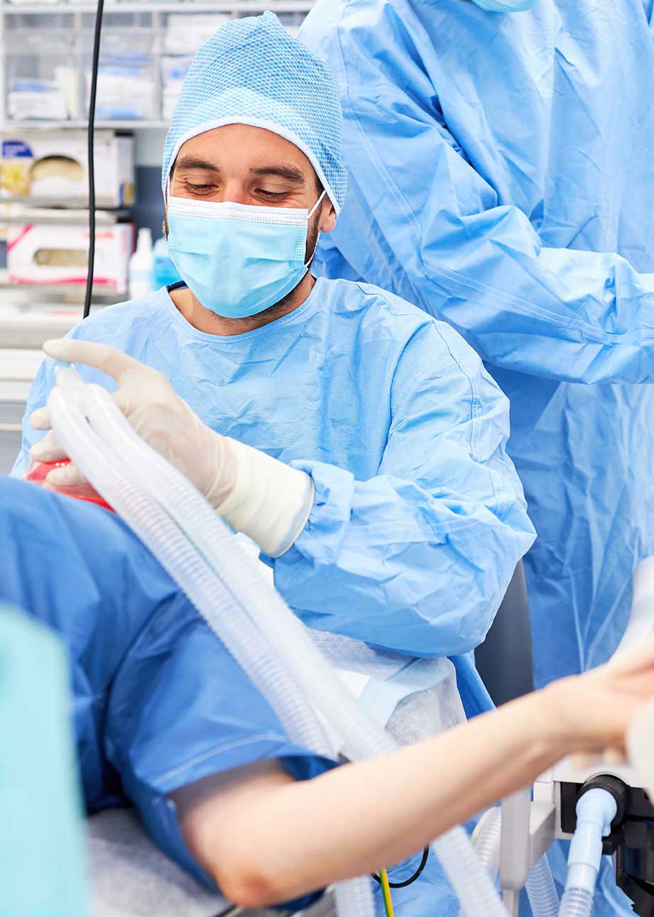 ORBIS Anesthesia Der integrierte anästhesiologische Workflow für maximale Transparenz, Qualität und Effizienz ORBIS Anesthesia ist die zentrale Lösung für die durchgängige Digitalisierung und Dokumentation anästhesiologischer Prozesse. Vollständig in das Krankenhausinformationssystem ORBIS integriert, unterstützt die Anwendung alle Phasen der Behandlung – von der Prämedikation über die intraoperative Dokumentation bis hin zur postoperativen Versorgung. Durch die enge Verzahnung mit OP-Planung, Medikation und Patientenkurve entsteht eine konsistente Datenbasis, die Transparenz schafft, die Patientensicherheit erhöht und klinische Abläufe nachhaltig optimiert.