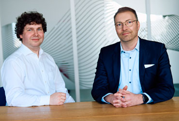 Evolution statt Neustart Der Weg von Mirth Connect zu Dedalus ace Seit mehr als drei Jahrzehnten entwickelt Dedalus Labor Kommunikationslösungen für den Healthcare-Bereich. Mit Dedalus ace wurde nun erstmals ein eigenständig entwickeltes Produkt realisiert. Im Gespräch erläutern Entwicklungsleiter Dr. Felix Lochner und Andreas Korte, Bereichsleitung Schnittstellen, wie dieser Schritt entstanden ist, welche Erfahrungen Dedalus ace geprägt haben und was das für die Zukunft bedeutet.