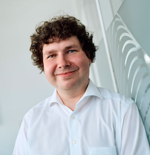 Evolution statt Neustart Der Weg von Mirth Connect zu Dedalus ace Seit mehr als drei Jahrzehnten entwickelt Dedalus Labor Kommunikationslösungen für den Healthcare-Bereich. Mit Dedalus ace wurde nun erstmals ein eigenständig entwickeltes Produkt realisiert. Im Gespräch erläutern Entwicklungsleiter Dr. Felix Lochner und Andreas Korte, Bereichsleitung Schnittstellen, wie dieser Schritt entstanden ist, welche Erfahrungen Dedalus ace geprägt haben und was das für die Zukunft bedeutet.