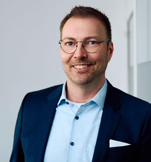 Evolution statt Neustart Der Weg von Mirth Connect zu Dedalus ace Seit mehr als drei Jahrzehnten entwickelt Dedalus Labor Kommunikationslösungen für den Healthcare-Bereich. Mit Dedalus ace wurde nun erstmals ein eigenständig entwickeltes Produkt realisiert. Im Gespräch erläutern Entwicklungsleiter Dr. Felix Lochner und Andreas Korte, Bereichsleitung Schnittstellen, wie dieser Schritt entstanden ist, welche Erfahrungen Dedalus ace geprägt haben und was das für die Zukunft bedeutet.