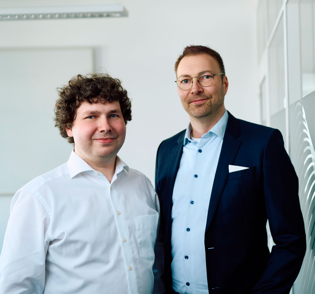 Evolution statt Neustart Der Weg von Mirth Connect zu Dedalus ace Seit mehr als drei Jahrzehnten entwickelt Dedalus Labor Kommunikationslösungen für den Healthcare-Bereich. Mit Dedalus ace wurde nun erstmals ein eigenständig entwickeltes Produkt realisiert. Im Gespräch erläutern Entwicklungsleiter Dr. Felix Lochner und Andreas Korte, Bereichsleitung Schnittstellen, wie dieser Schritt entstanden ist, welche Erfahrungen Dedalus ace geprägt haben und was das für die Zukunft bedeutet.