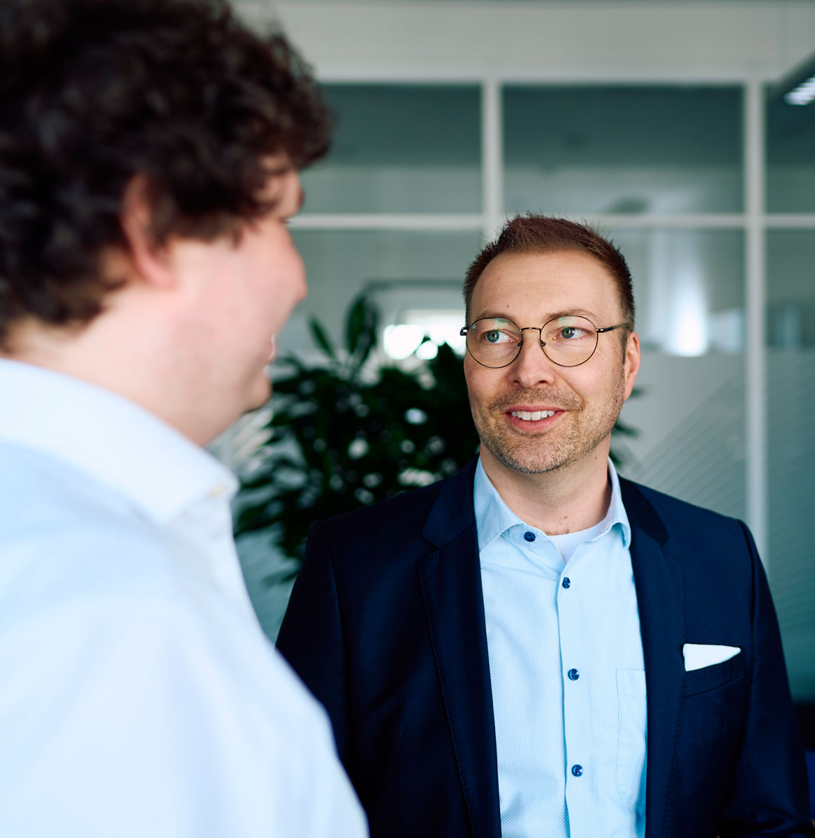 Evolution statt Neustart Der Weg von Mirth Connect zu Dedalus ace Seit mehr als drei Jahrzehnten entwickelt Dedalus Labor Kommunikationslösungen für den Healthcare-Bereich. Mit Dedalus ace wurde nun erstmals ein eigenständig entwickeltes Produkt realisiert. Im Gespräch erläutern Entwicklungsleiter Dr. Felix Lochner und Andreas Korte, Bereichsleitung Schnittstellen, wie dieser Schritt entstanden ist, welche Erfahrungen Dedalus ace geprägt haben und was das für die Zukunft bedeutet.