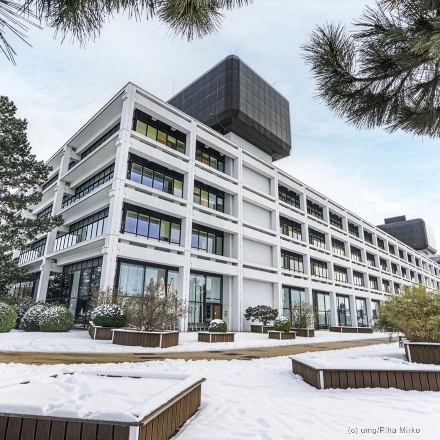 Dedalus HealthCare unterstützt Universitätsmedizin Göttingen (UMG) bei digitaler Infrastruktur ORBIS als Krankenhaus-Informationssystem mit angrenzenden Bereichen bilden eine umfassende Komplettlösung an der UMG Bonn,23. April 2026 Dedalus HealthCare stellt der Universitätsmedizin Göttingen (UMG) künftig in zentralen Bereichen ihrer digitalen Infrastruktur Lösungen zur Verfügung. Mit dem Krankenhaus-Informationssystem (KIS) soll die digitale Leistungsfähigkeit der UMG in Versorgung, Forschung und Administration gesteigert werden. Für Dedalus markiert der Zuschlag einen bedeutenden Erfolg im deutschen Gesundheitsmarkt.