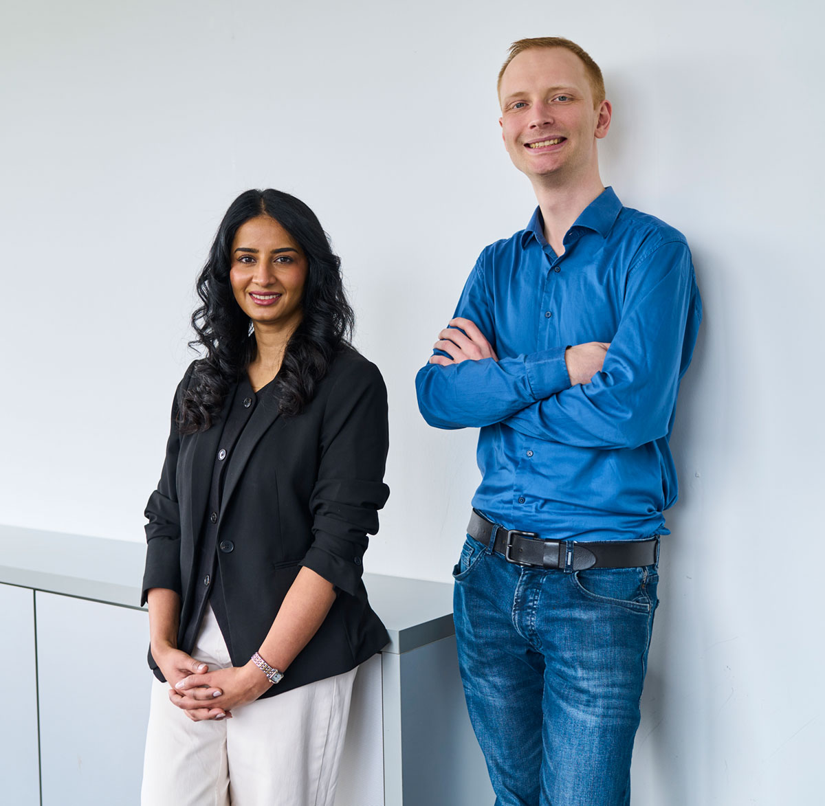Unternehmenskultur wird von Menschen gemacht Einblick ins HR-Interview Das HR-Team bei Dedalus begleitet Mitarbeitende und Führungskräfte in allen Phasen ihres beruflichen Weges und schafft die Voraussetzungen für erfolgreiche Zusammenarbeit sowie individuelle Entwicklungsmöglichkeiten. Yannick Gremmler und Lacsika Ramanathan, beide HR Business Partner bei Dedalus HealthCare, geben Einblicke in ihre Aufgaben, die Besonderheiten ihrer Arbeit sowie in die Trends und Herausforderungen, die die Personalarbeit der Zukunft prägen werden.