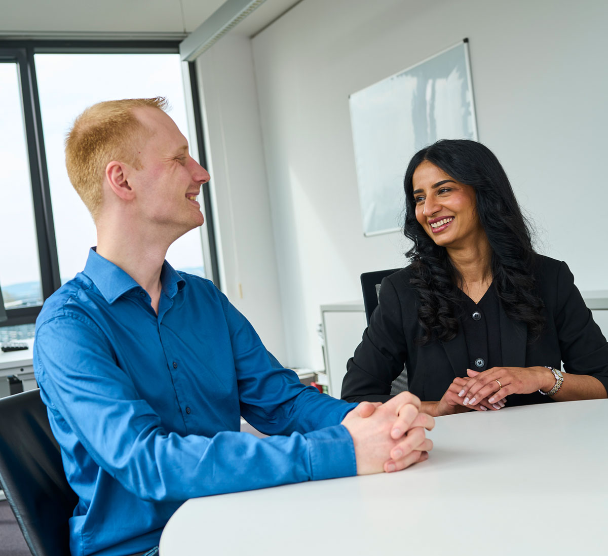 Unternehmenskultur wird von Menschen gemacht Einblick ins HR-Interview Das HR-Team bei Dedalus begleitet Mitarbeitende und Führungskräfte in allen Phasen ihres beruflichen Weges und schafft die Voraussetzungen für erfolgreiche Zusammenarbeit sowie individuelle Entwicklungsmöglichkeiten. Yannick Gremmler und Lacsika Ramanathan, beide HR Business Partner bei Dedalus HealthCare, geben Einblicke in ihre Aufgaben, die Besonderheiten ihrer Arbeit sowie in die Trends und Herausforderungen, die die Personalarbeit der Zukunft prägen werden.