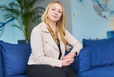 So notwendig wie offen Interoperabilität unter der Lupe – Interview mit Kim Becker, Dedalus HealthCare „Interoperabilität verbessert die Patientenversorgung und ermöglicht es uns, sie nachhaltiger zu gestalten.“ Davon ist Kim Becker, Produktmanagerin bei Dedalus HealthCare, überzeugt. Weil interoperable Systeme nicht nur eine Verknüpfung und systemübergreifende Verfügbarkeit von Daten, sondern auch die weitere Nutzung für Forschung und Machine Learning gewährleisten. Was genau macht aber Interoperabilität aus und was braucht es dafür? Diese und weitere Fragen beantwortet Kim Becker im Interview.