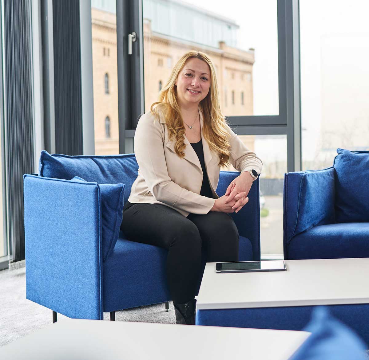 So notwendig wie offen Interoperabilität unter der Lupe – Interview mit Kim Becker, Dedalus HealthCare „Interoperabilität verbessert die Patientenversorgung und ermöglicht es uns, sie nachhaltiger zu gestalten.“ Davon ist Kim Becker, Produktmanagerin bei Dedalus HealthCare, überzeugt. Weil interoperable Systeme nicht nur eine Verknüpfung und systemübergreifende Verfügbarkeit von Daten, sondern auch die weitere Nutzung für Forschung und Machine Learning gewährleisten. Was genau macht aber Interoperabilität aus und was braucht es dafür? Diese und weitere Fragen beantwortet Kim Becker im Interview.