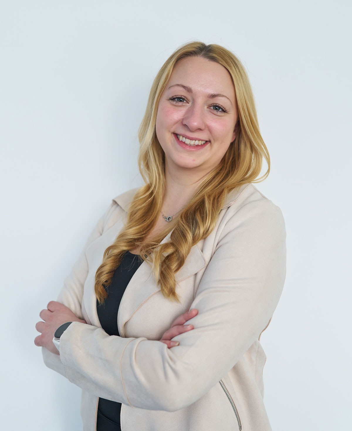 So notwendig wie offen Interoperabilität unter der Lupe – Interview mit Kim Becker, Dedalus HealthCare „Interoperabilität verbessert die Patientenversorgung und ermöglicht es uns, sie nachhaltiger zu gestalten.“ Davon ist Kim Becker, Produktmanagerin bei Dedalus HealthCare, überzeugt. Weil interoperable Systeme nicht nur eine Verknüpfung und systemübergreifende Verfügbarkeit von Daten, sondern auch die weitere Nutzung für Forschung und Machine Learning gewährleisten. Was genau macht aber Interoperabilität aus und was braucht es dafür? Diese und weitere Fragen beantwortet Kim Becker im Interview.