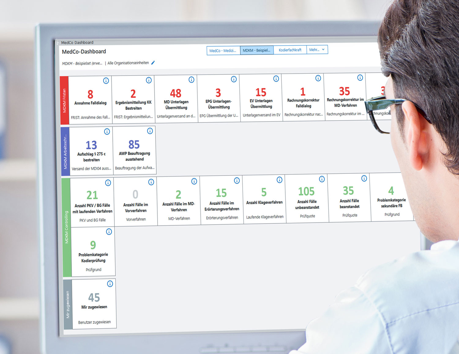 Anwender können alle Arbeitsschritte im ORBIS MedCo Dashboard MDKM filtern und erhalten die gewünschten Informationen übersichtlich in individuellen Falllisten. Der direkte Aufruf des ORBIS MDK Monitors aus dem Dashboard sorgt für einen kontinuierlichen Arbeitsablauf. Zusätzlich lassen sich Fallstapel für eine spätere strukturierte Bearbeitung anlegen und Problemfälle gezielt in den Fokus rücken. Individuell gestaltbare Kacheln und Auswertungen ermöglichen unter anderem: Fristen zuverlässig im Blick zu behalten Prüfgründe und Leistungsentscheidungen zu analysieren Erlösrisiken frühzeitig zu erkennen MD-Begehungen gezielt vorzubereiten Quartalsbezogene MD-Ergebnisse schnell einsehen und bewerten