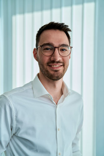 Agentic AI in ORBIS Gemeinsam mit Corti gestaltet Dedalus die nächste Generation des KIS Im Krankenhaus entsteht die Zukunft der Arbeit nicht erst in einigen Jahren – sie beginnt dort, wo klinische Entscheidungen heute unter Zeitdruck, Informationsfülle und hoher Verantwortung getroffen werden. Den nächsten großen Entwicklungsschritt markiert dabei die sogenannte Agentic AI. Während klassische KI meist auf eine einzelne Aufgabe antwortet, etwa eine Frage beantwortet oder einen Text zusammenfasst, geht Agentic AI einen Schritt weiter: Sie besteht aus spezialisierten „KI-Agenten", die eine Situation eigenständig erfassen, Zusammenhänge erkennen, mehrere Arbeitsschritte planen und diese aufeinander abgestimmt vorbereiten. Übertragen auf das Krankenhaus bedeutet das: eine KI, die den klinischen Kontext versteht, relevante Informationen selbstständig zusammenträgt, vorausschauend die nächsten Schritte vorbereitet und Behandelnde aktiv entlastet. Aus dem Krankenhaus-Informationssystem wird damit mehr als ein Ort für Daten und Dokumentation: ORBIS entwickelt sich zu einem intelligenten Partner, der im Behandlungsprozess mitdenkt, unterstützt und den klinischen Alltag spürbar einfacher macht.