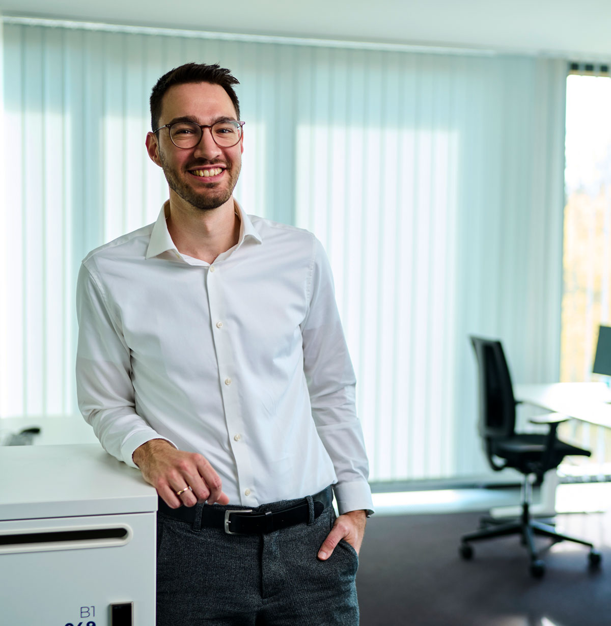 Agentic AI in ORBIS Gemeinsam mit Corti gestaltet Dedalus die nächste Generation des KIS Im Krankenhaus entsteht die Zukunft der Arbeit nicht erst in einigen Jahren – sie beginnt dort, wo klinische Entscheidungen heute unter Zeitdruck, Informationsfülle und hoher Verantwortung getroffen werden. Den nächsten großen Entwicklungsschritt markiert dabei die sogenannte Agentic AI. Während klassische KI meist auf eine einzelne Aufgabe antwortet, etwa eine Frage beantwortet oder einen Text zusammenfasst, geht Agentic AI einen Schritt weiter: Sie besteht aus spezialisierten „KI-Agenten", die eine Situation eigenständig erfassen, Zusammenhänge erkennen, mehrere Arbeitsschritte planen und diese aufeinander abgestimmt vorbereiten. Übertragen auf das Krankenhaus bedeutet das: eine KI, die den klinischen Kontext versteht, relevante Informationen selbstständig zusammenträgt, vorausschauend die nächsten Schritte vorbereitet und Behandelnde aktiv entlastet. Aus dem Krankenhaus-Informationssystem wird damit mehr als ein Ort für Daten und Dokumentation: ORBIS entwickelt sich zu einem intelligenten Partner, der im Behandlungsprozess mitdenkt, unterstützt und den klinischen Alltag spürbar einfacher macht.