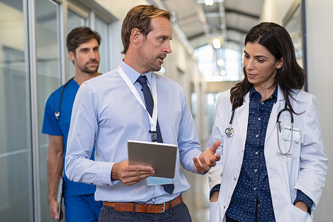 Médica y consultor hablando