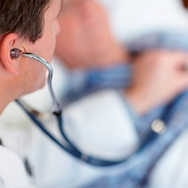 Médico tomando las pulsaciones de un hombre mayor