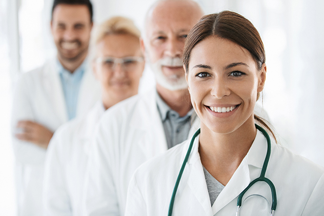 Grupo de médicos y médicas sonriendo